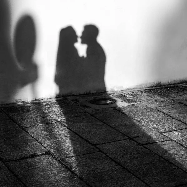 Shadow Couple Kissing Street — Stock Photo, Image