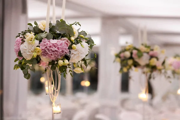 Schöner Luxus Blumenstrauß Auf Dem Tisch Restaurant — Stockfoto