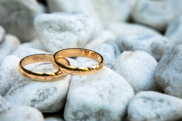 Zwei Goldene Eheringe Einem Goldenen Ehering — Stockfoto