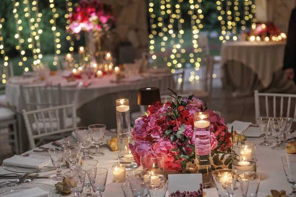 Ein Hochzeitstisch Mit Kerzen Ein Blumenstrauß Und Kerzen Einem Restaurant — Stockfoto