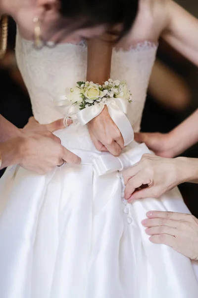 Наречений Наречений Отримують Весільну Сукню — стокове фото