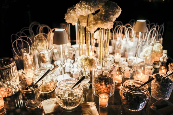 Hochzeitsdekor Kerzen Und Blumen — Stockfoto