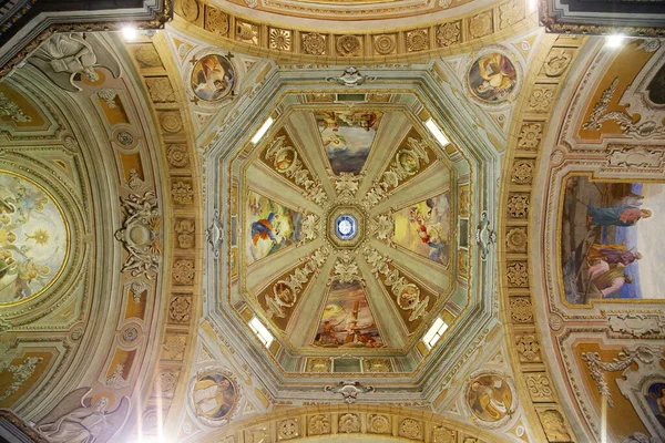 Vedere Unghi Scăzut Interiorului Frumos Bisericii — Fotografie, imagine de stoc