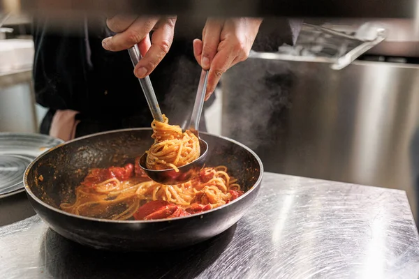 Kobieta Gotowanie Spaghetti Kuchni — Zdjęcie stockowe