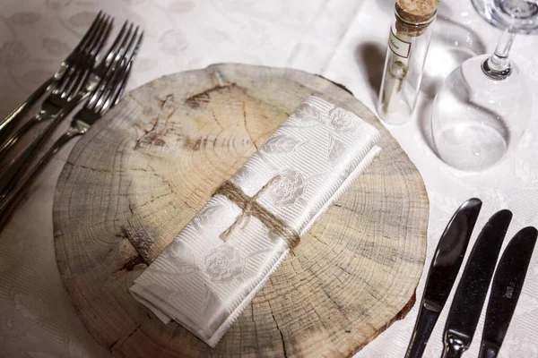Λευκό Πιάτο Μαχαιροπήρουνα Και Μαχαίρι Στο Τραπέζι Στο Εστιατόριο — Φωτογραφία Αρχείου