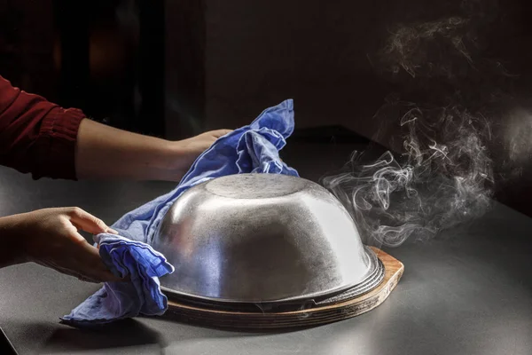 Mujer Con Delantal Negro Una Cocina Azul —  Fotos de Stock