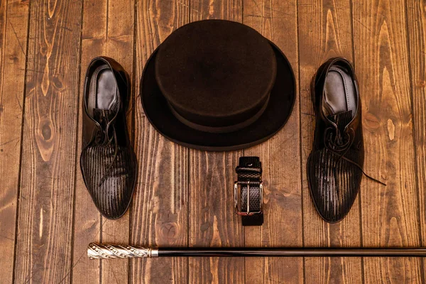 Черные Кожаные Туфли Ремень Палка Шляпа Деревянном Полу — стоковое фото
