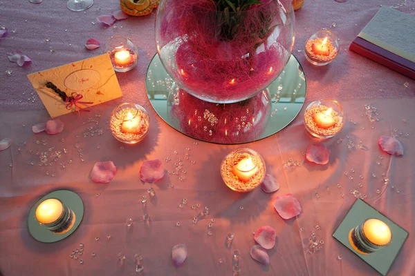 Romantische Kerzen Auf Einem Tisch — Stockfoto