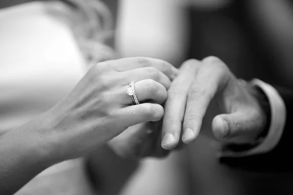 結婚指輪の花嫁と新郎 — ストック写真