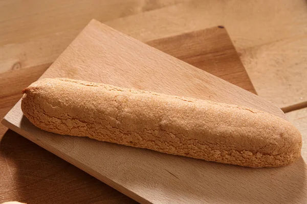 木制的桌子上的自制面包 — 图库照片