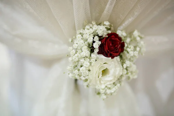 在白色背景上的婚礼花束 — 图库照片