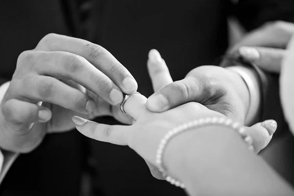 Noivo Põe Anel Noiva Dedo Cerimónia Casamento Preto Branco — Fotografia de Stock
