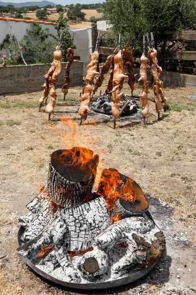 火の上の肉肉 — ストック写真