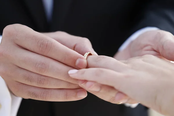 Невеста Жених Держатся Руки Обручальные Кольца — стоковое фото