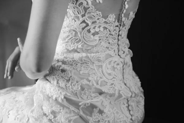 Κοντινό Πλάνο Μιας Όμορφης Νύφης Που Φοράει Δαντελωτό Φόρεμα — Φωτογραφία Αρχείου
