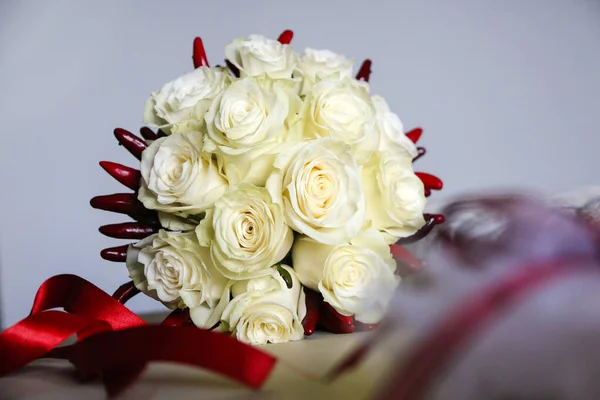 Weißer Hochzeitsstrauß Mit Rosen Und Roten Blumen — Stockfoto