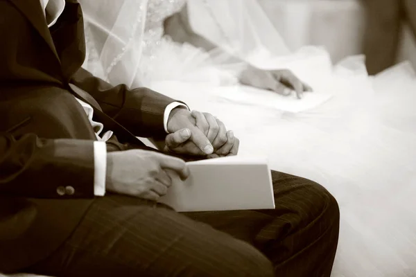 Noiva Noivo Com Uma Aliança Casamento — Fotografia de Stock