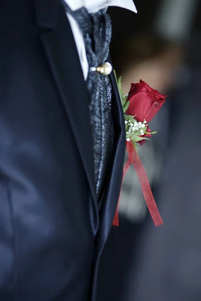 Jegygyűrűk Vörös Rózsával — Stock Fotó