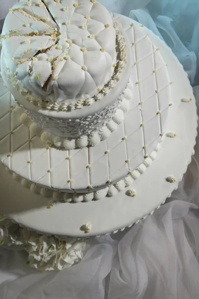 Белый Свадебный Торт Сливками Розами — стоковое фото