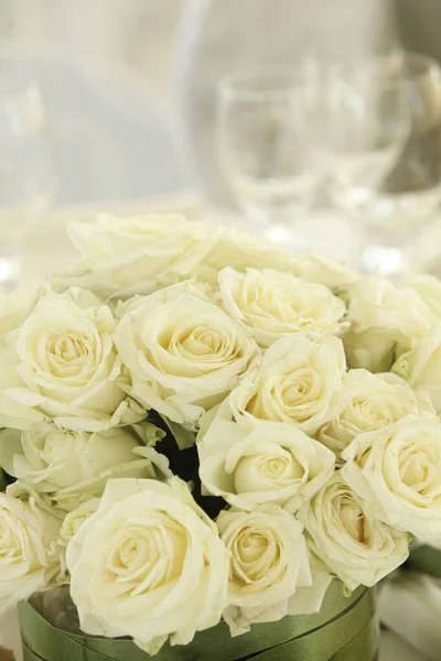 Букет Белых Роз Столе — стоковое фото