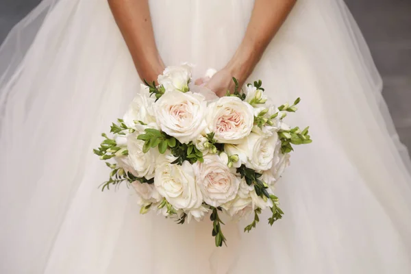 Braut Mit Einem Brautstrauß — Stockfoto