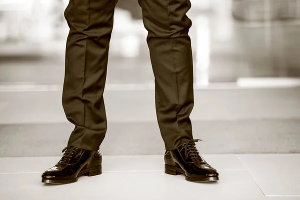 Kırpılmış Siyah Pantolonlu Adam Manzarası — Stok fotoğraf