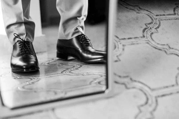 Деталь Человека Черных Ботинках — стоковое фото