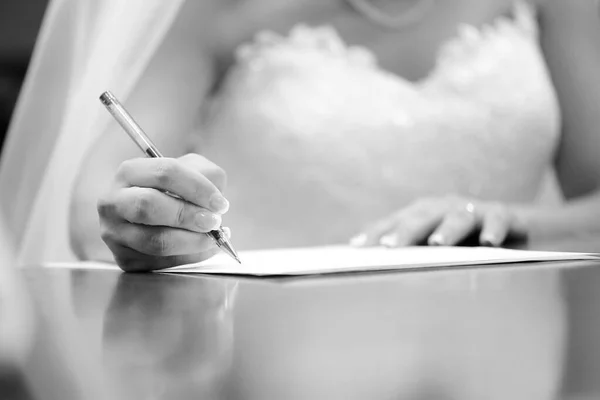Sposa Firma Licenza Matrimonio Contratto Matrimonio — Foto Stock