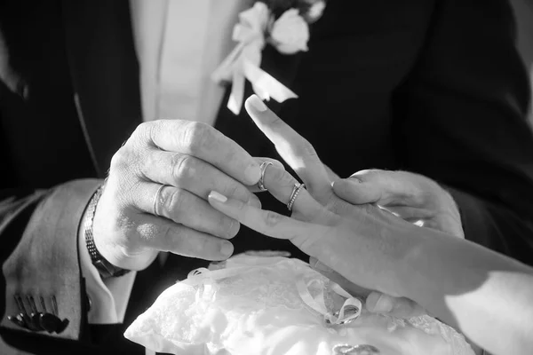 Szczegóły Dotyczące Wymiany Obrączek Ślubnych Między Dwoma Małżonkami — Zdjęcie stockowe