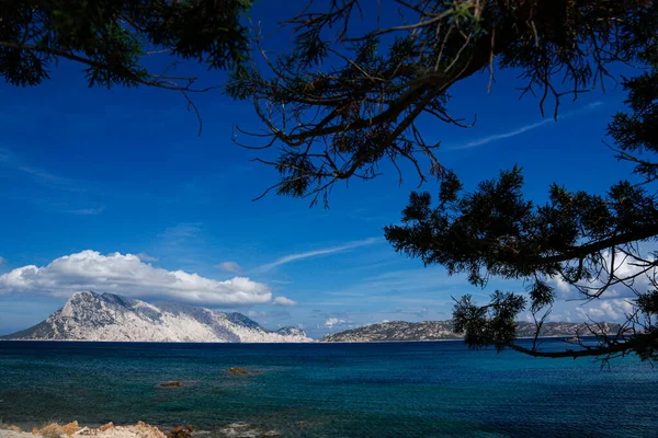 Prachtig Landschap Van Een Zeekust Met Bergen Blauwe Lucht — Stockfoto