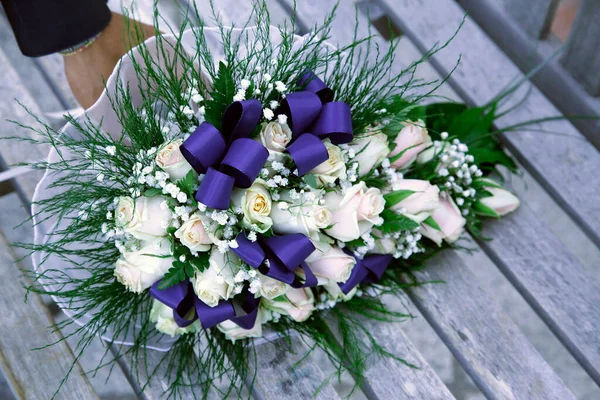 Μπουκέτο Από Μπλε Και Λευκά Τριαντάφυλλα Στο Τραπέζι — Φωτογραφία Αρχείου