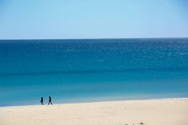 Två Turister Promenader Vid Strand Ett Blått Hav — Stockfoto