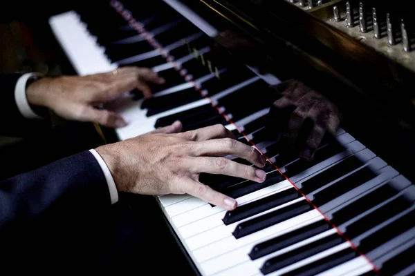 Vue Rapprochée Des Mains Jouant Clavier Piano — Photo