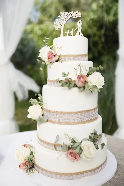 Schöner Kuchen Mit Weißer Sahne Und Blumen — Stockfoto