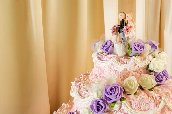 Gelin Damat Figürlü Düğün Pastası Süslü Çiçekler — Stok fotoğraf