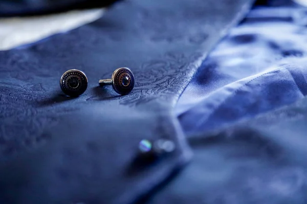 Camisa Azul Con Botones Sobre Fondo Negro — Foto de Stock