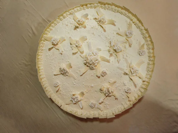 Açık Arkaplanda Beyaz Çikolatalı Pasta Üst Görünüm — Stok fotoğraf