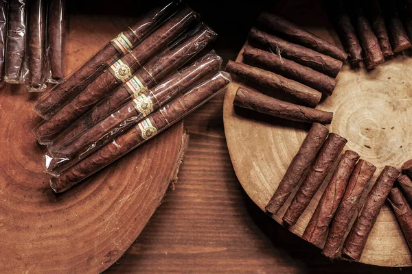 Сигары Деревянных Досках — стоковое фото