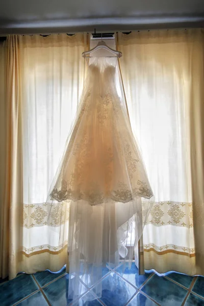 窓のウェディングドレス — ストック写真