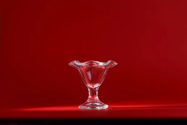 Üveg Váza Piros Háttér — Stock Fotó