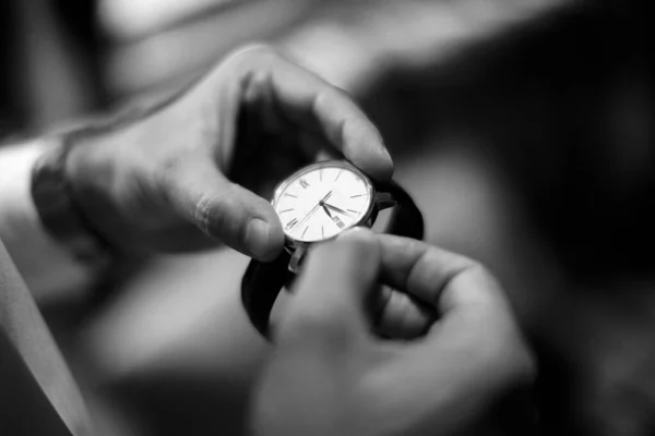 Man Met Horloge Handen — Stockfoto