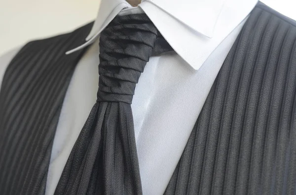 黑色领带男人衬衫的特写镜头 — 图库照片