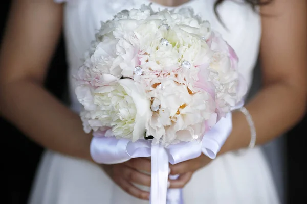 Hochzeitsstrauß Aus Weißen Rosen — Stockfoto