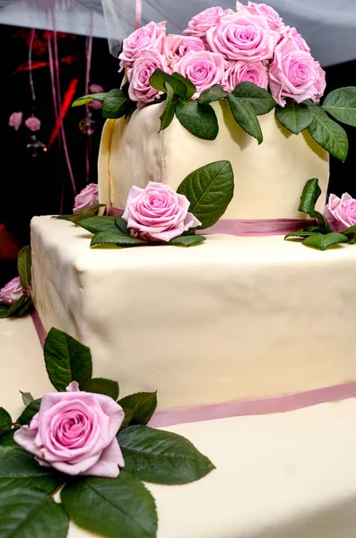 Bröllop Tårta Dekorerad Med Blommor — Stockfoto