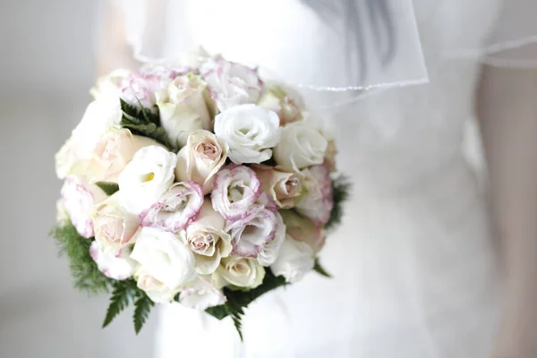 Bukiet Ślubny Białych Róż Ręku — Zdjęcie stockowe