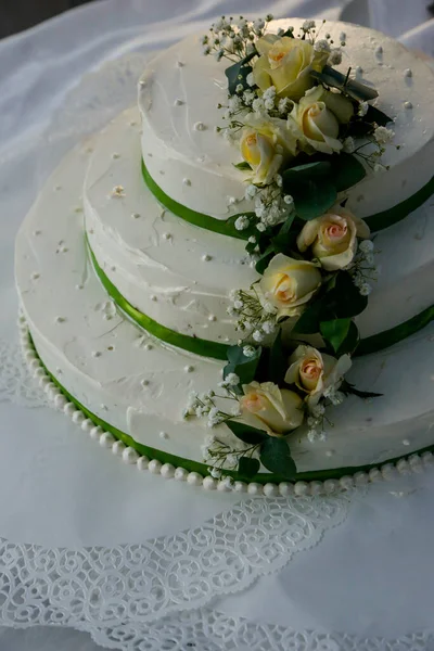 Vacker Bröllopstårta Med Blommor Royaltyfria Stockbilder