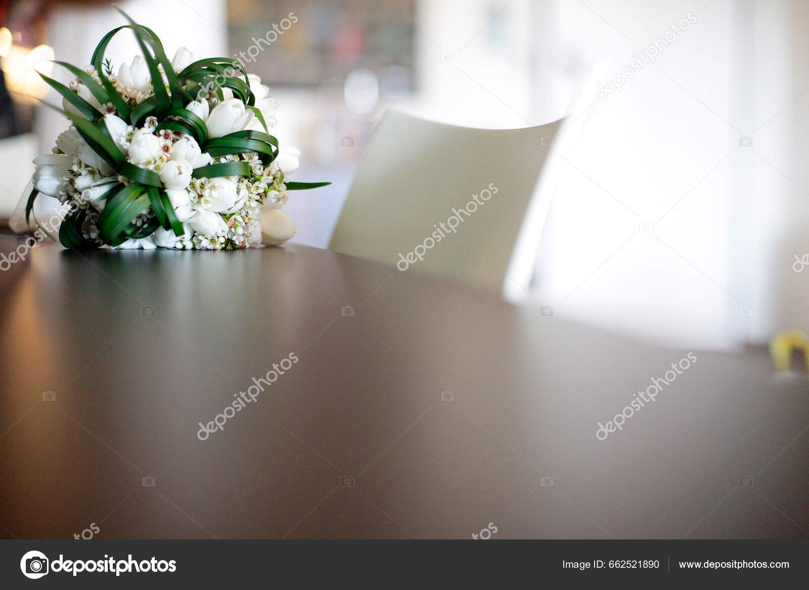 Masada Çiçekler Olan Buket stok fotoğrafçılık ©alesealesphoto, telifsiz  resim #662521890