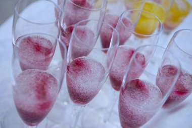 Beyaz bir masada buzlu, lezzetli bir şampanya kadehinin yakın plan fotoğrafı. 