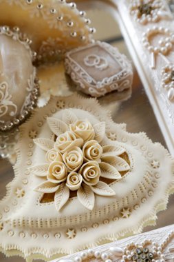 Yastığın üzerinde alyanslar. 