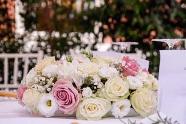 Masanın üzerinde güzel bir buket çiçek 